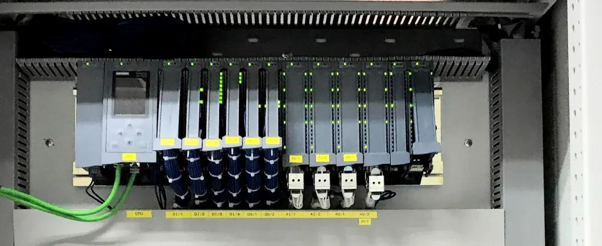 PLC Siemens S7-1500 บริเวณแร็คด้านบนในตู้ควบคุม